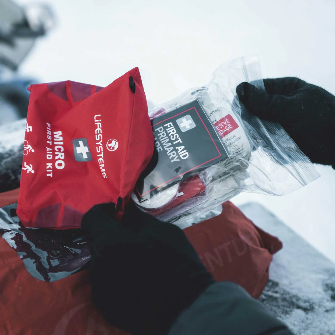 LIFESYSTEMS Light & Dry Micro First Aid Kit