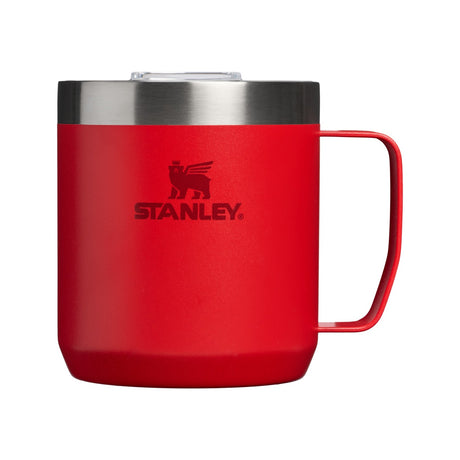 Stanley Everyday camp mug in Chili red with clear lid and stainless-steel band, facing forward